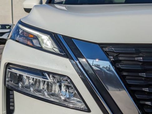 Used 2023 Nissan Rogue SV image 11