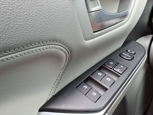 Used 2017 Toyota Camry XSE image 9