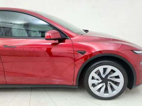 Used 2026 Tesla Model Y AWD image 7