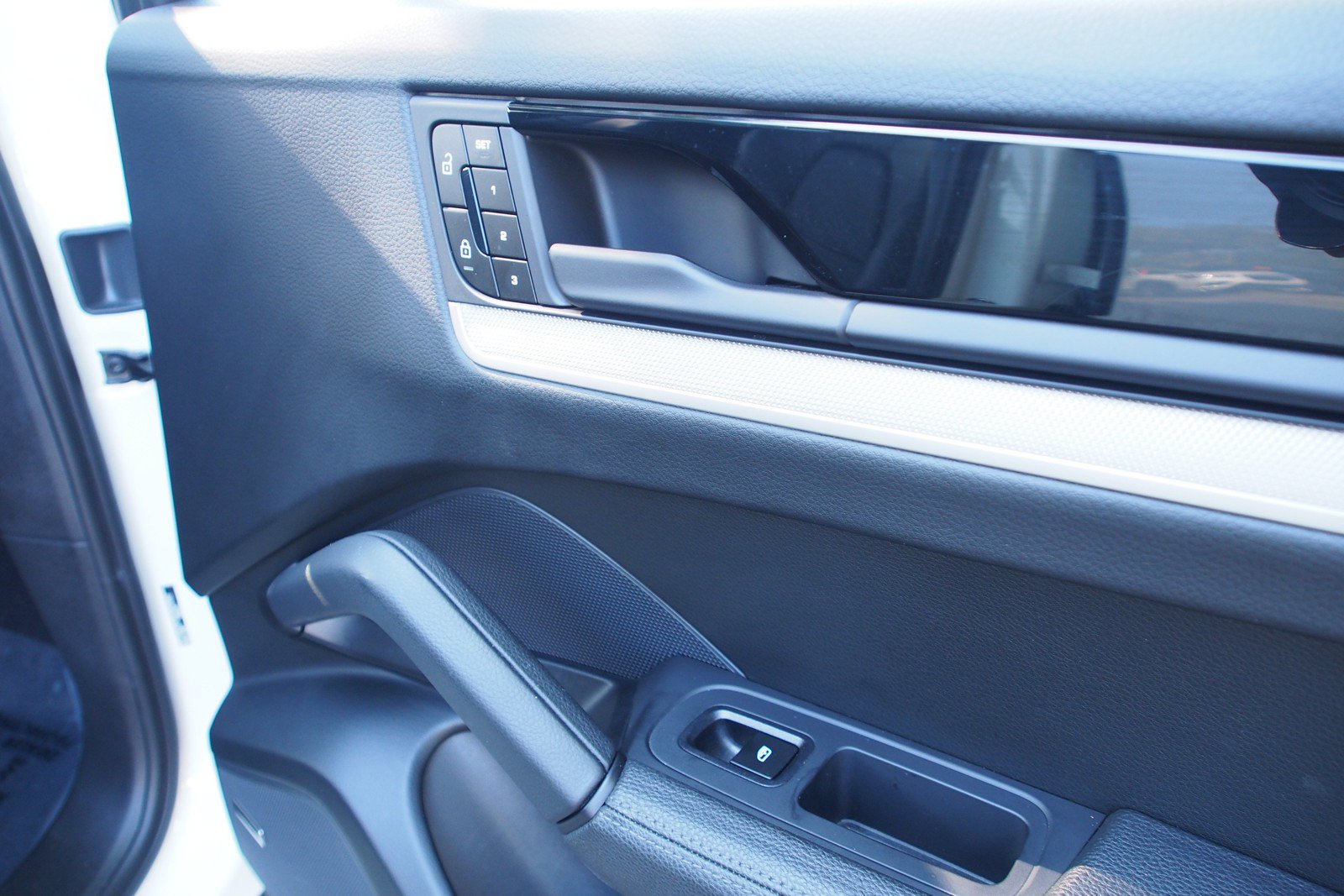 Used 2024 Porsche Cayenne AWD/4WD image 13