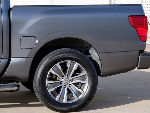 Used 2019 Nissan Titan SL image 23