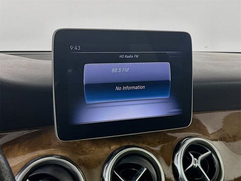 Used 2019 Mercedes-Benz GLA 250 4MATIC w/ Premium Package image 17