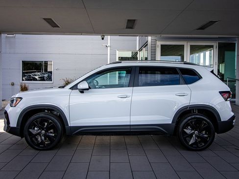 New 2026 Volkswagen Taos SE image 11