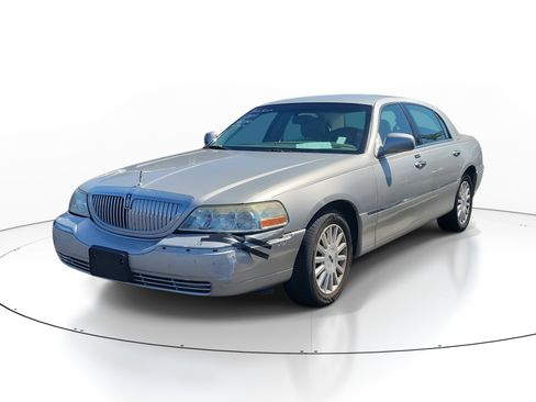 Used 2004 Lincoln Town Car Executive image 3