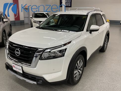 Used 2024 Nissan Pathfinder SL image 1