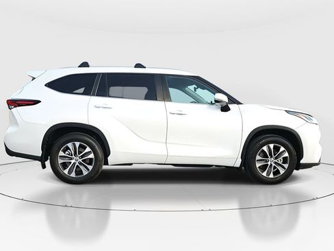 Certified 2024 Toyota Highlander XLE AWD/4WD image 4