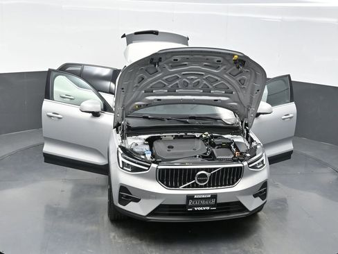 Used 2025 Volvo XC40 B5 Plus image 40