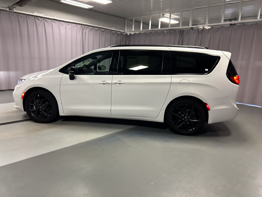 Used 2026 Chrysler Pacifica Select w/ S Appearance Package FWD image 4