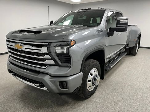 Used 2025 Chevrolet Silverado 3500 High Country w/ High Country Premium Package AWD/4WD image 4