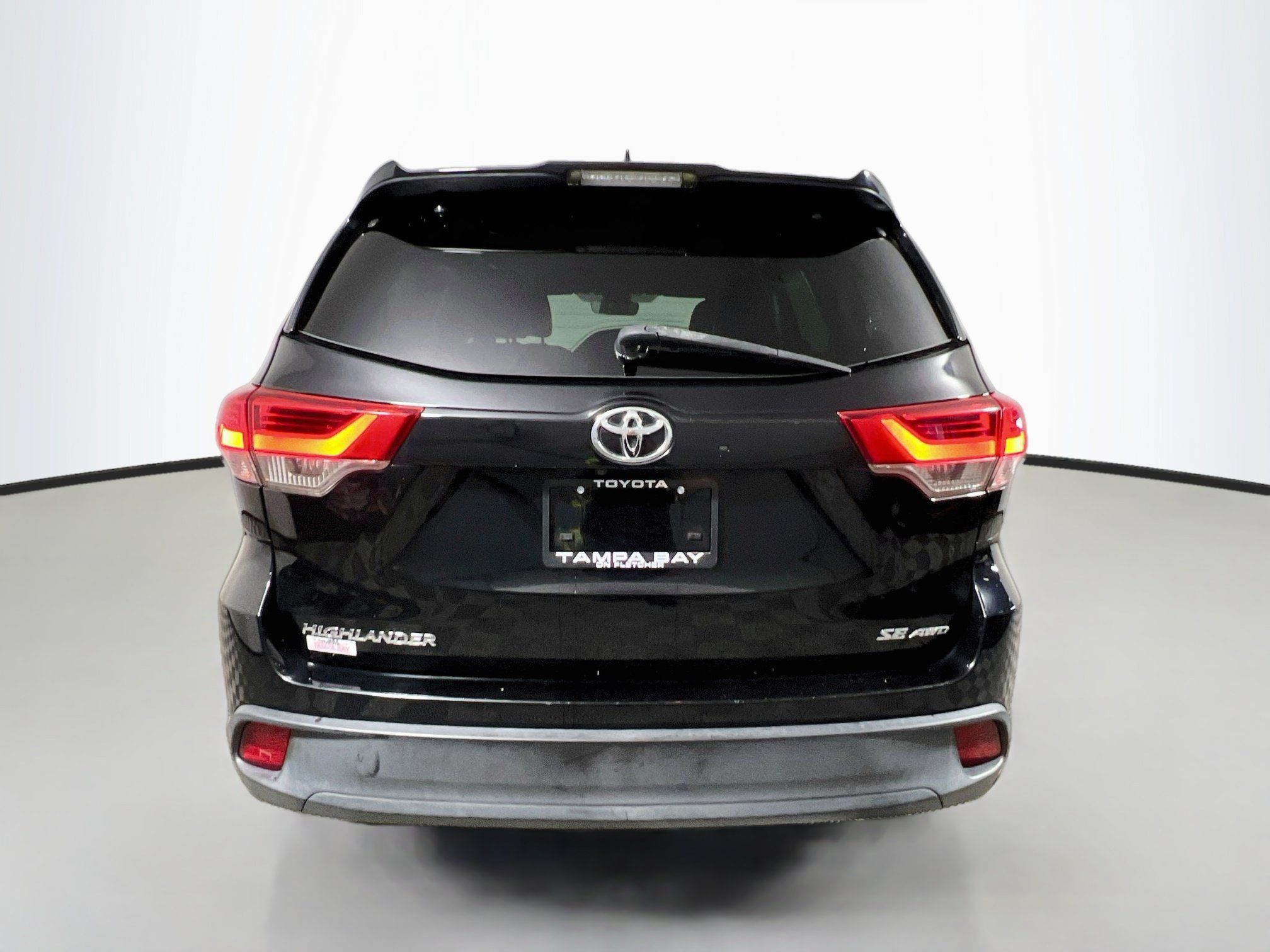 Used 2018 Toyota Highlander SE w/ Carpet Mat Package (TMS) AWD/4WD image 6