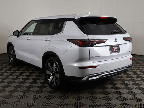 New 2025 Mitsubishi Outlander SE image 12
