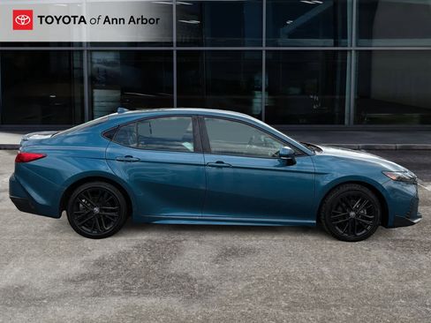 Used 2025 Toyota Camry SE FWD image 5