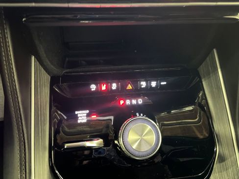 Used 2024 Jeep Wagoneer L Series II w/ Flexible Seating Group image 17