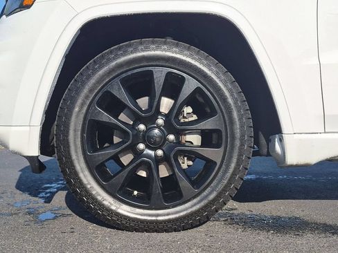 Used 2019 Jeep Grand Cherokee Altitude AWD/4WD image 9