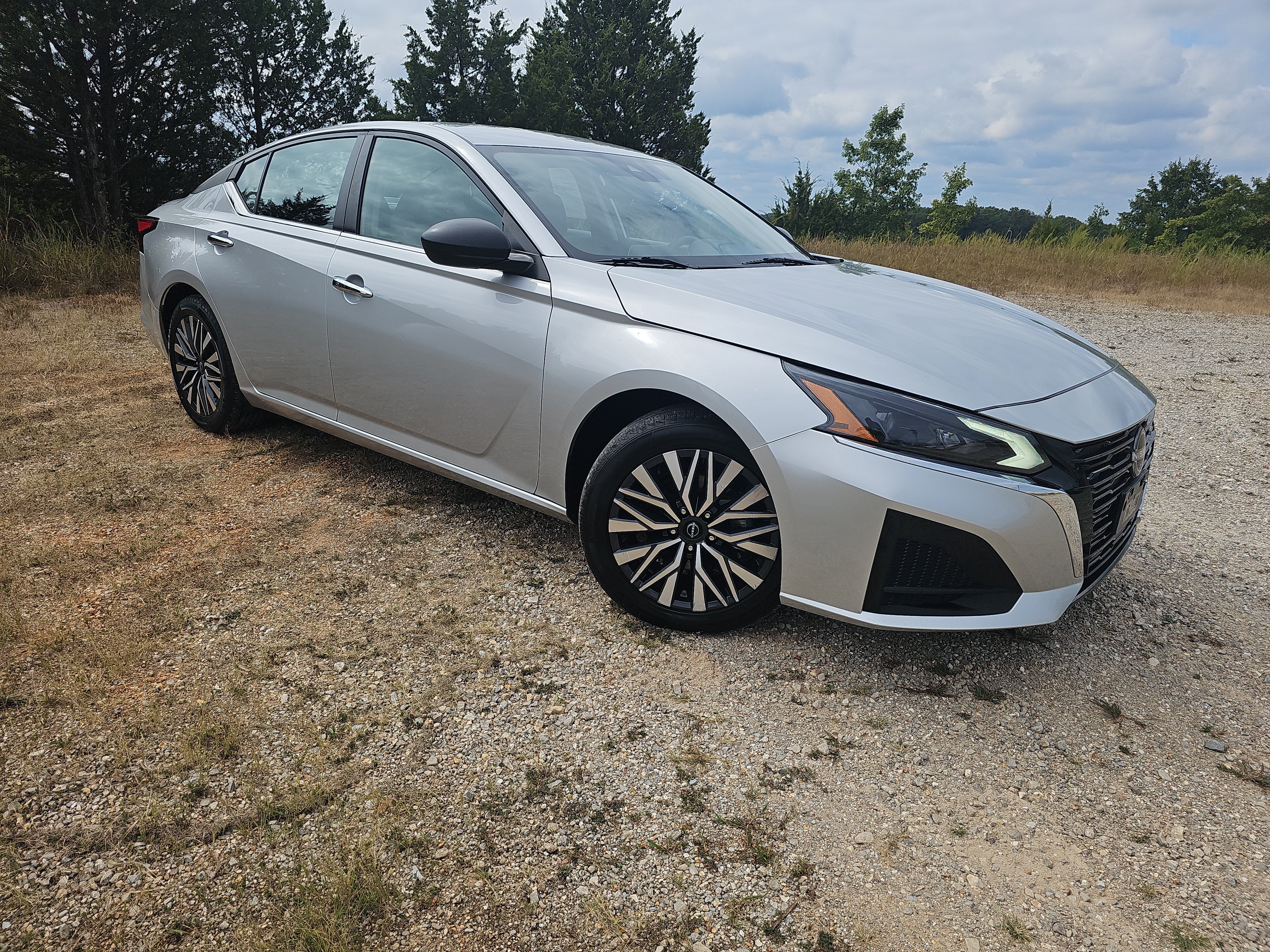 Used 2024 Nissan Altima 2.5 SV FWD image 2
