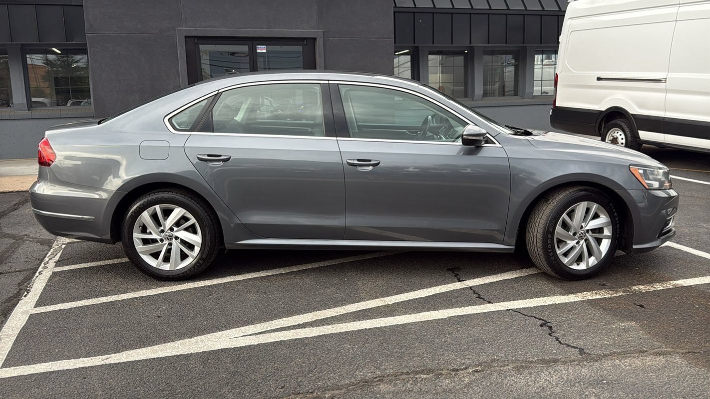 Used 2018 Volkswagen Passat 2.0T SE FWD image 2