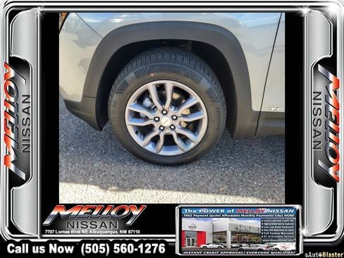 Used 2024 GMC Terrain SLT image 17