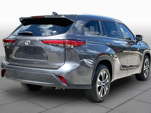 Used 2023 Toyota Highlander XLE FWD image 13