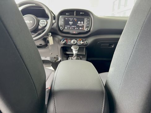 Used 2025 Kia Soul LX w/ LX Technology Package FWD image 28
