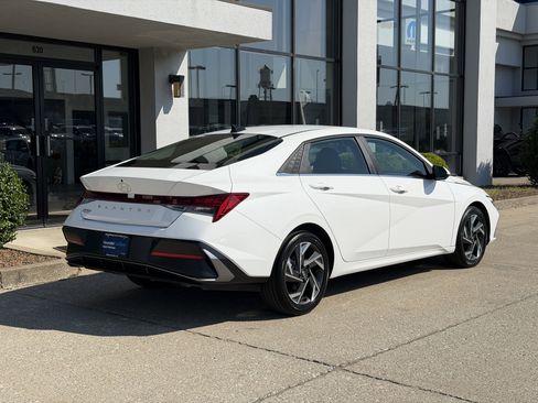 Certified 2025 Hyundai Elantra SEL FWD image 4