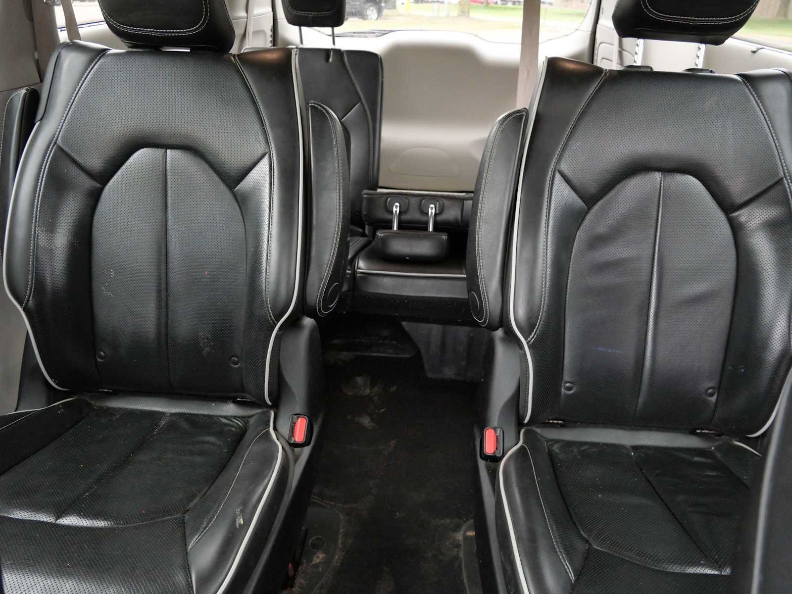 Used 2021 Chrysler Pacifica Limited w/ Uconnect Theater Family Group FWD image 13