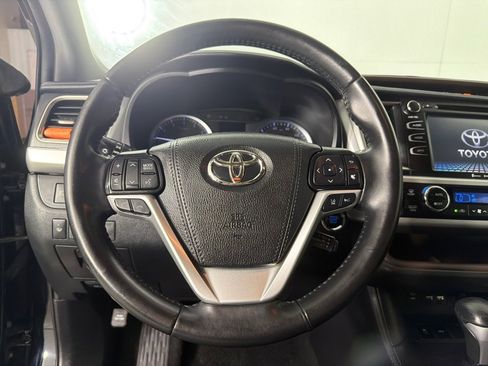 Used 2019 Toyota Highlander XLE image 16