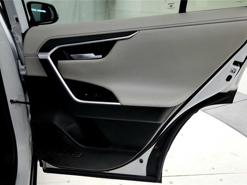 Used 2019 Toyota RAV4 Limited image 19