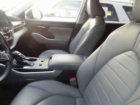 Used 2023 Toyota Highlander XLE image 6