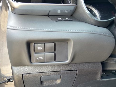 Used 2021 Toyota Highlander XSE FWD image 18