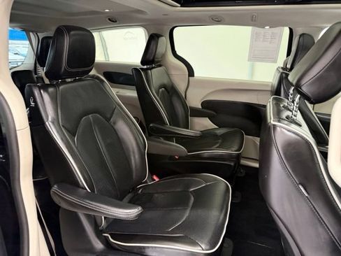 Used 2023 Chrysler Pacifica Limited FWD image 28