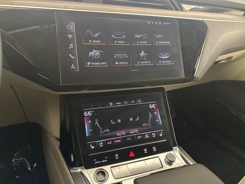 Used 2021 Audi e-tron Premium Plus w/ Premium Plus Package image 17