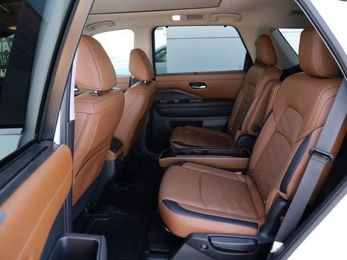 Certified 2025 Nissan Pathfinder Platinum AWD/4WD image 11