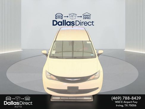 Used 2023 Chrysler Voyager LX image 3