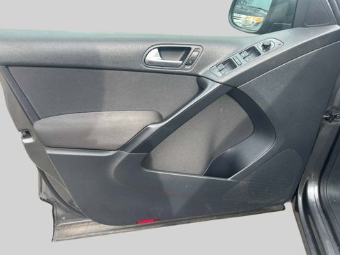 Used 2013 Volkswagen Tiguan S image 18