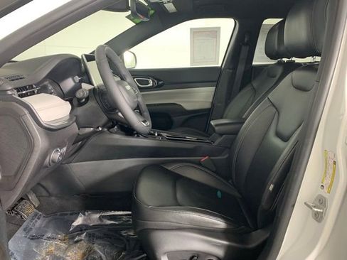 Used 2025 Jeep Compass Limited image 14