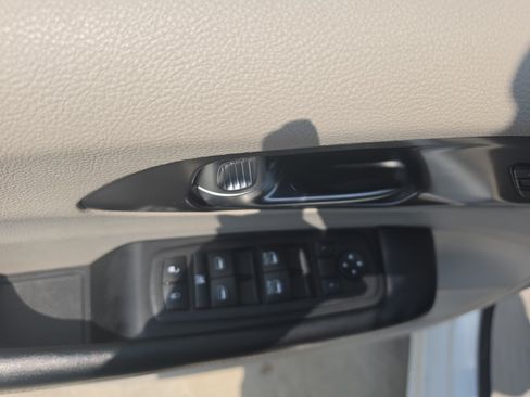 Used 2023 Chrysler Pacifica Touring-L FWD image 15