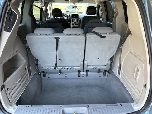 Used 2010 Chrysler Town & Country Touring image 14
