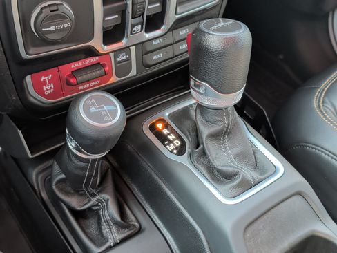 Used 2024 Jeep Gladiator Sport AWD/4WD image 21