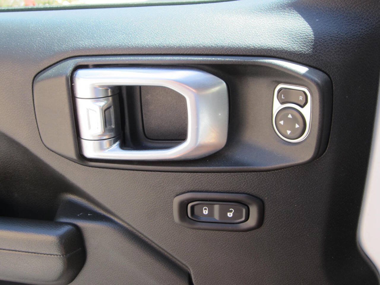 Used 2018 Jeep Wrangler Unlimited Sport S AWD/4WD image 36