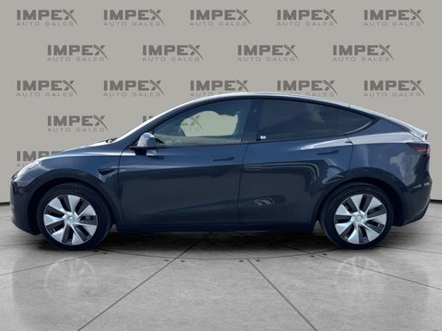 Used 2024 Tesla Model Y Long Range AWD/4WD image 2