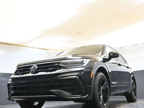 Certified 2024 Volkswagen Tiguan SE R-Line image 40