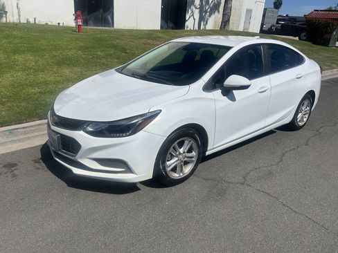 Used 2017 Chevrolet Cruze LT FWD image 2