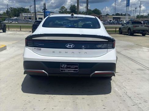 New 2025 Hyundai Sonata SE FWD image 3