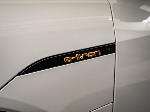 Used 2021 Audi e-tron Premium w/ Convenience Plus Package image 17