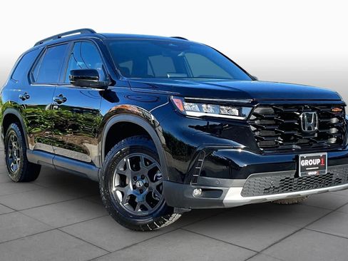 Used 2025 Honda Pilot TrailSport image 2