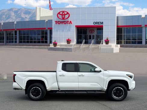 Used 2024 Toyota Tacoma SR5 AWD/4WD image 3