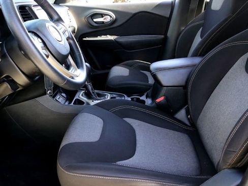 Used 2015 Jeep Cherokee Sport image 10