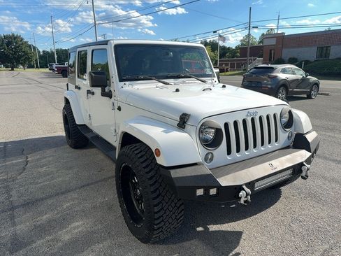 Used 2015 Jeep Wrangler Unlimited Sahara w/ Connectivity Group AWD/4WD image 5