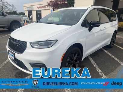 New 2026 Chrysler Pacifica Select w/ S Appearance Package