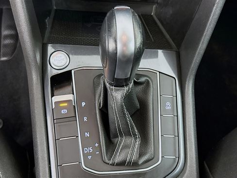 Used 2021 Volkswagen Tiguan SE FWD image 19